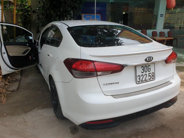 Chính chủ cần bán lại xe Kia Cerato 1.6 MT năm sản xuất 2017, màu trắng còn mới, giá chỉ 445 triệu