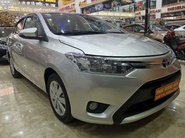 Cần bán Toyota Vios E 2015, màu bạc chính chủ0