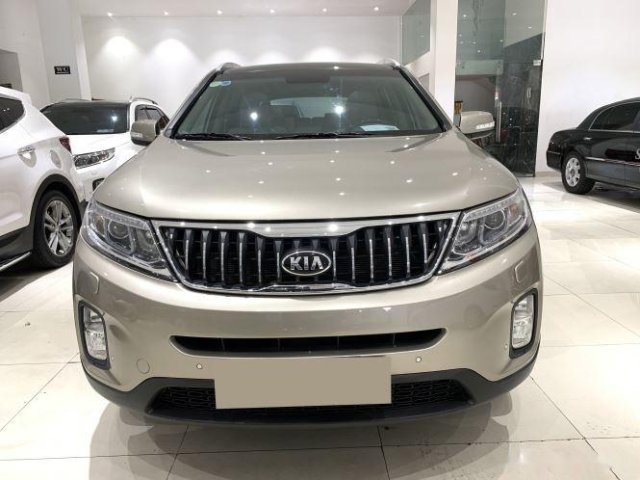 Cần bán Kia Sorento năm sản xuất 2018, màu vàng cát, còn mới