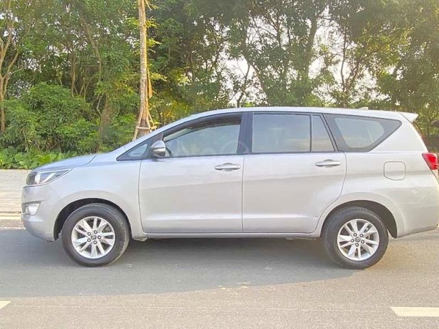 Bán Toyota Innova E đời 2017, màu bạc số sàn, giá chỉ 539 triệu