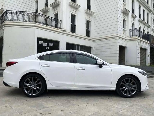 Cần bán gấp Mazda 6 2.0 Premium 2019, màu trắng