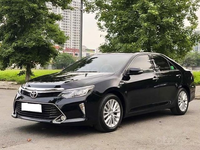 Cần bán lại xe Toyota Camry năm sản xuất 2019, màu đen0