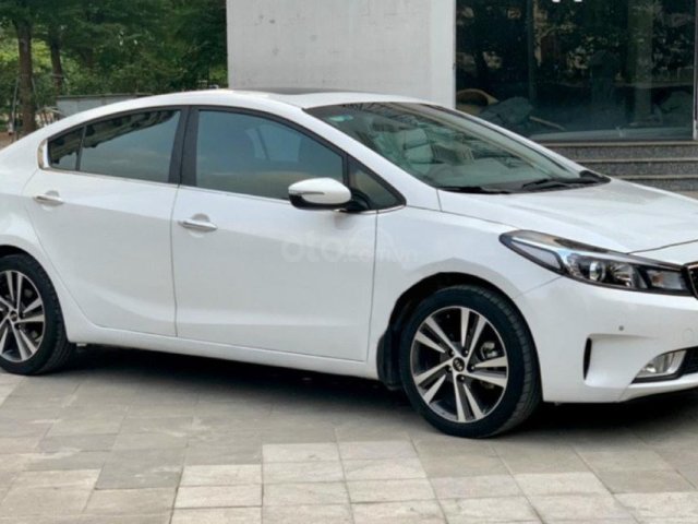 Cần bán gấp Kia Cerato đời 2018, màu trắng chính chủ, giá chỉ 562 triệu