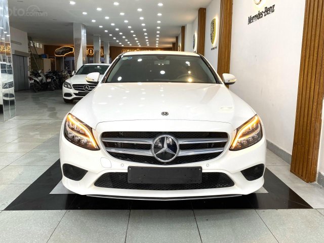 Bán Mercedes C200 model 2019, màu trắng 0