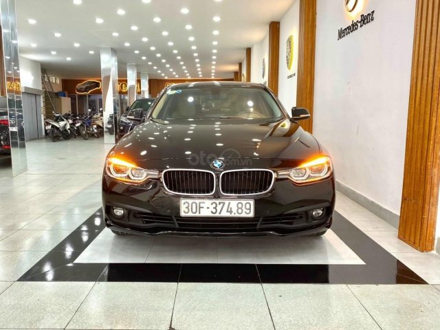 Cần bán BMW 320i model 2018, màu đen0