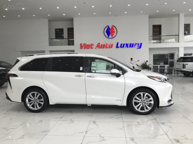 Viet Auto giao ngay Toyota Sienna Platinum sản xuất 2021 nhập Mỹ mới 100%0