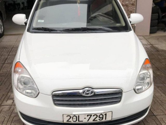 Cần bán xe Hyundai Verna sản xuất 2009, màu trắng, nhập khẩu nguyên chiếc còn mới