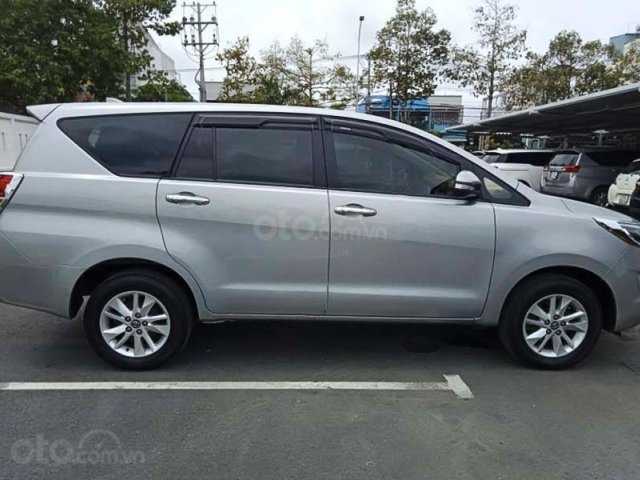 Cần bán Toyota Innova năm 2017, màu bạc còn mới0