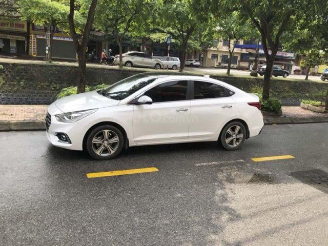 Bán Hyundai Accent ATH đời 2018, màu trắng chính chủ