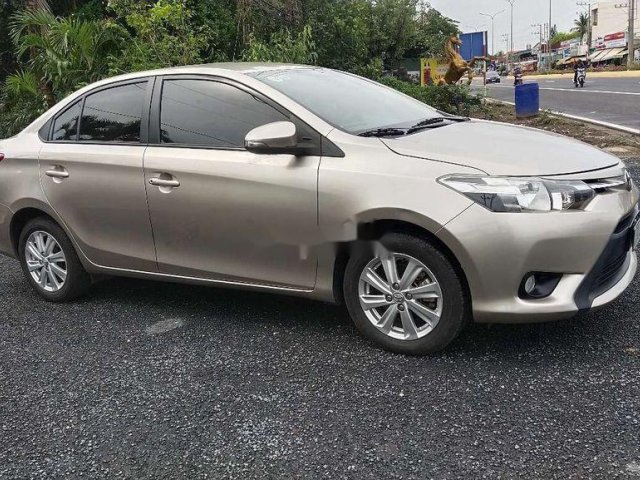 Bán xe Toyota Vios 2015, màu ghi vàng, số sàn giá cạnh tranh