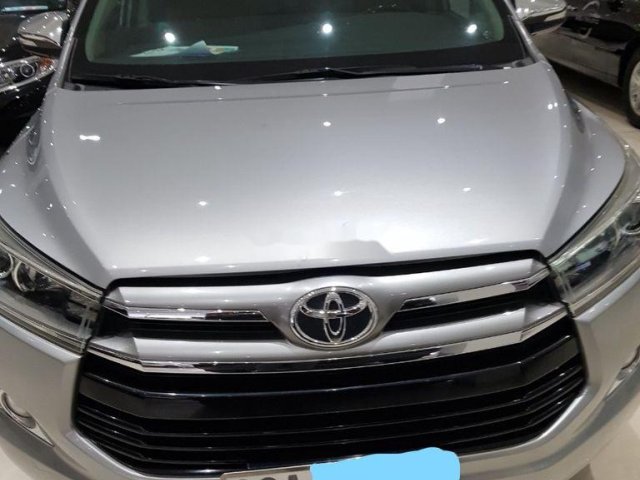 Bán xe Toyota Innova 2.0V sản xuất 2017, màu bạc, 735tr0