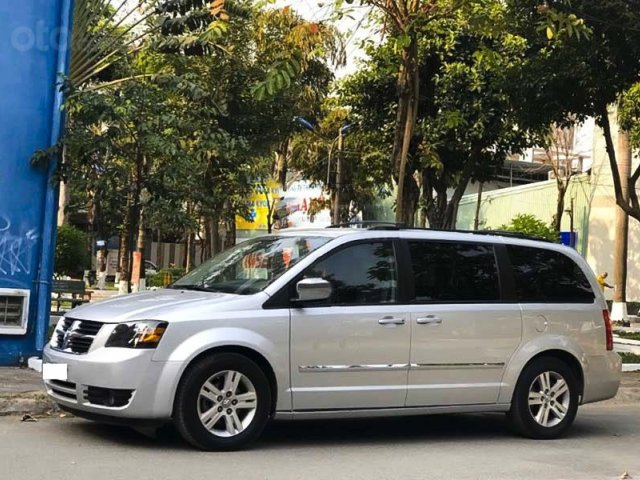 Cần bán gấp Dodge Caravan sản xuất 2008, màu bạc, xe nhập còn mới0