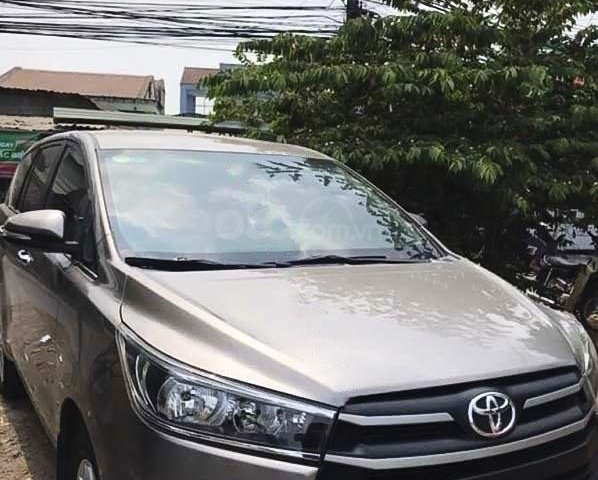 Cần bán lại xe Toyota Innova năm sản xuất 2017, màu vàng còn mới, giá chỉ 518 triệu0