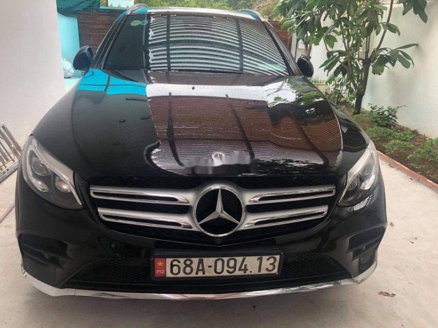 Cần bán lại xe Mercedes GLC300 sản xuất năm 2018 còn mới0