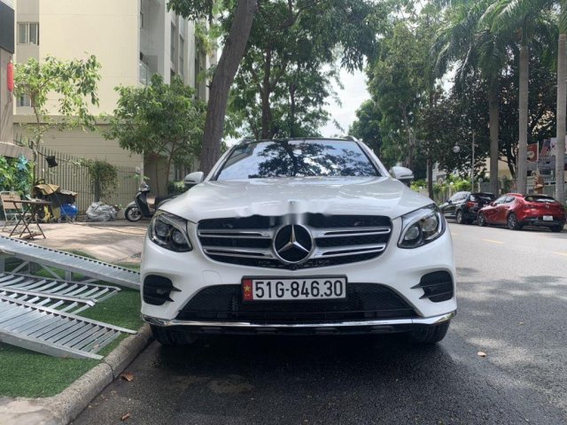 Cần bán xe Mercedes GLC 300 4Matic năm sản xuất 2018, màu trắng