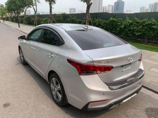 Cần bán xe Hyundai Accent AT đời 2019, màu bạc