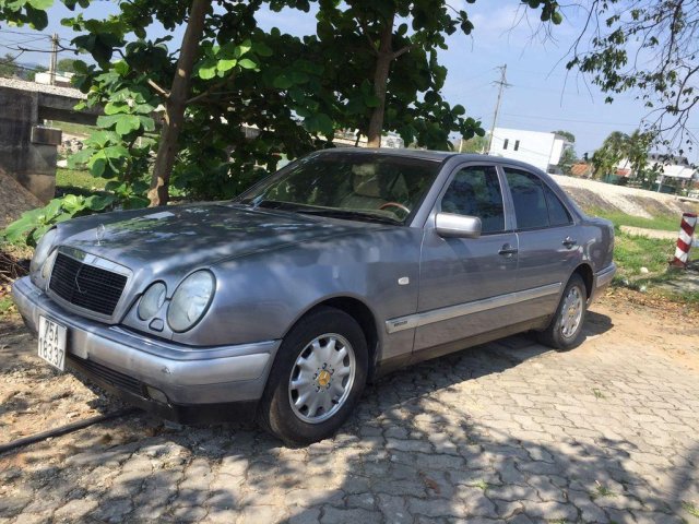 Bán Mercedes E230 sản xuất 1997, màu xám, xe nhập chính chủ, giá chỉ 120 triệu