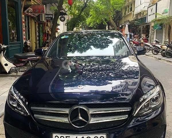 [ Chính chủ ] cần bán Mercedes C class năm sản xuất 2017, màu xanh lam còn mới