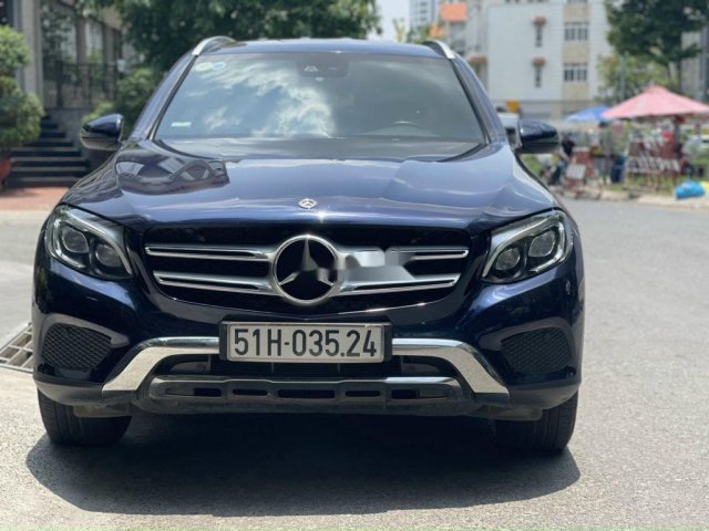 Cần bán lại xe Mercedes GLC250 năm sản xuất 2019, màu xanh đen0