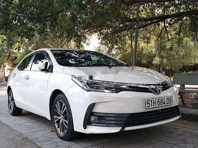 Cần bán gấp Toyota Corolla Altis năm 2017, màu trắng, nhập khẩu nguyên chiếc xe gia đình