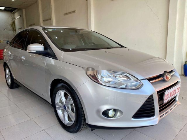 Xe cũ Ford Focus sản xuất 2013, màu bạc còn mới, giá 379tr