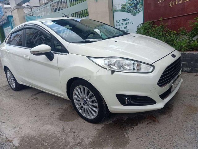 Cần bán lại xe Ford Fiesta sản xuất năm 2016, màu trắng xe gia đình0