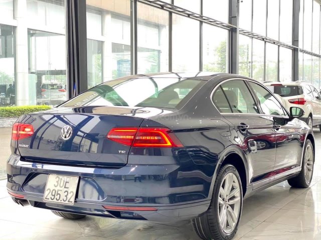 Xe Volkswagen Passat sản xuất 2016, màu xanh lam, nhập khẩu giá cạnh tranh