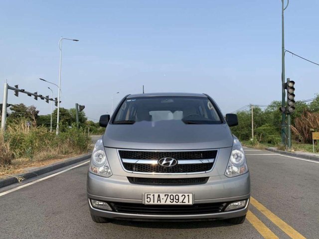 Cần bán xe Hyundai Grand Starex 2010, màu bạc, nhập khẩu số sàn