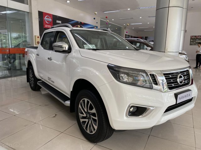 Nissan Navara trắng VL 2020 4WD AT