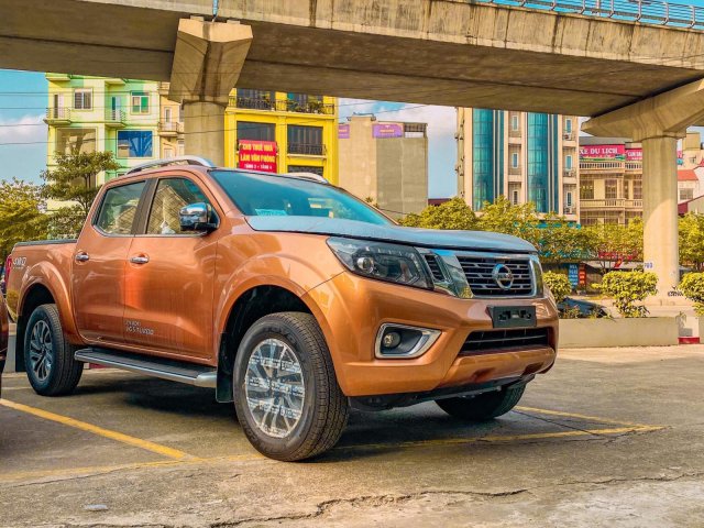 Nissan Navara màu cam VL 4WD AT giá xả kho