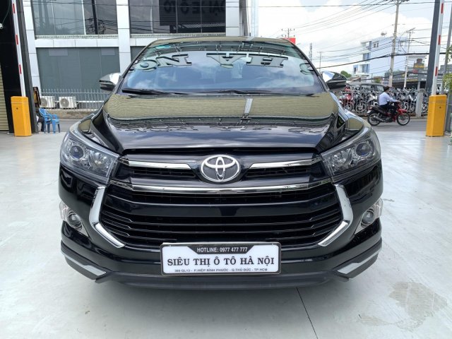 Bán Toyota Innova Venturer năm 2017, màu đen, xe cực mới, bao test hãng, có trả góp0