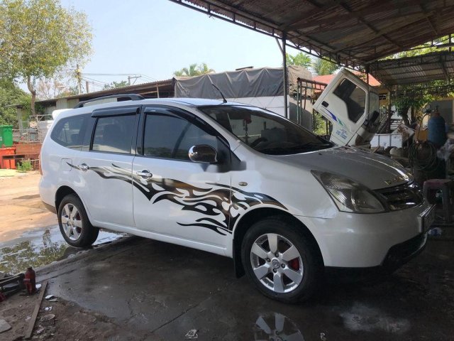 Cần bán Nissan Livina năm 2011, màu trắng, nhập khẩu xe gia đình 