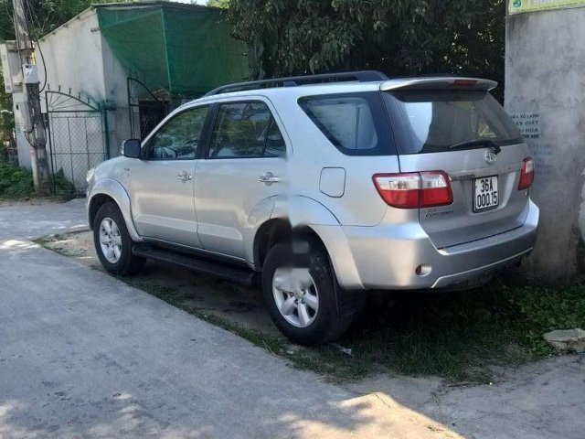 Cần bán gấp Toyota Fortuner sản xuất 2010, màu bạc giá cạnh tranh