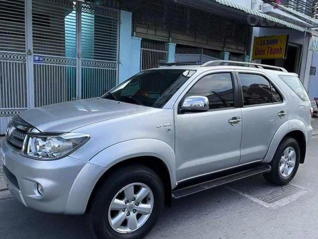 Cần bán Toyota Fortuner sản xuất năm 2011, màu bạc còn mới, giá chỉ 447 triệu