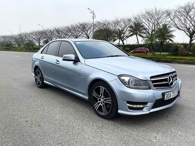 Cần bán xe Mercedes C200 năm sản xuất 2014, màu bạc còn mới0