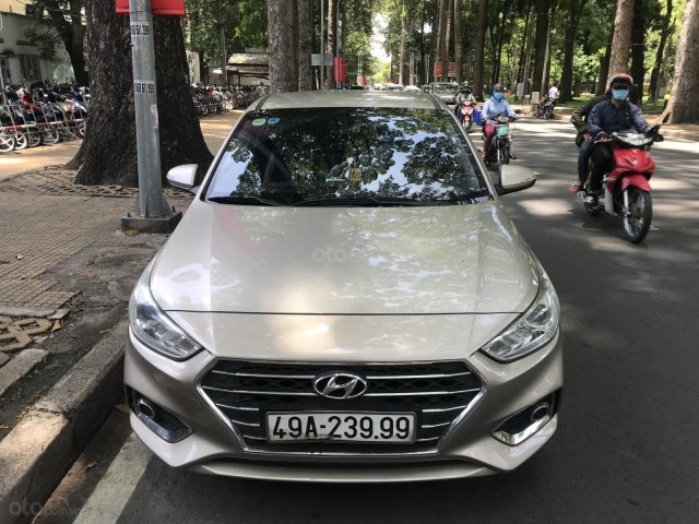 Bán xe Hyundai Accent 1.4AT năm 2019, màu bạc chính chủ0