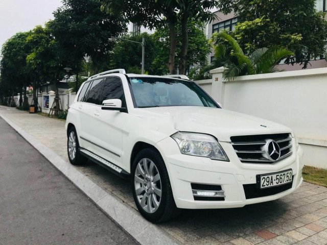 Cần bán xe Mercedes GLK 300 đời 2010, màu trắng còn mới0