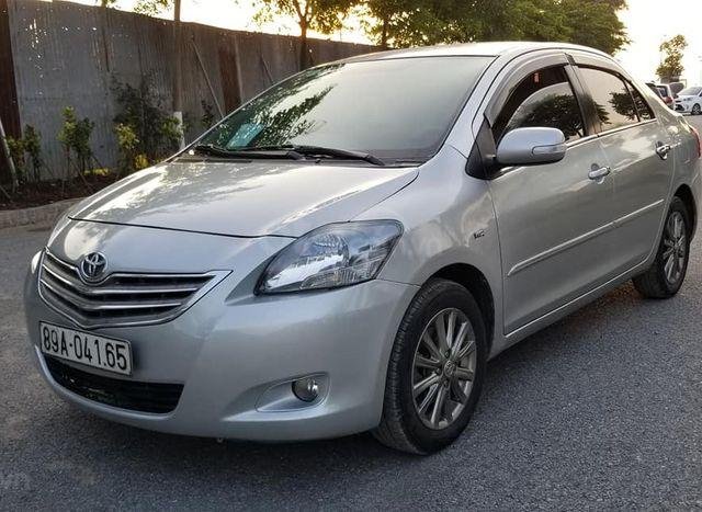 Cần bán xe Toyota Vios đời 2013, màu bạc, số sàn