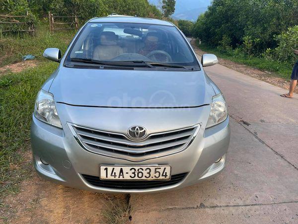 Cần bán Toyota Vios sản xuất 2015, màu bạc xe gia đình