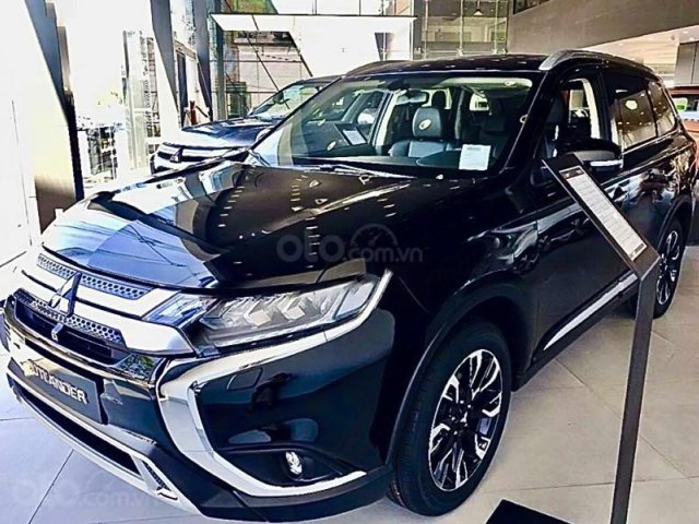 Bán Mitsubishi Outlander Premium 2.0 CVT năm sản xuất 2021, màu đen, giá 940tr0