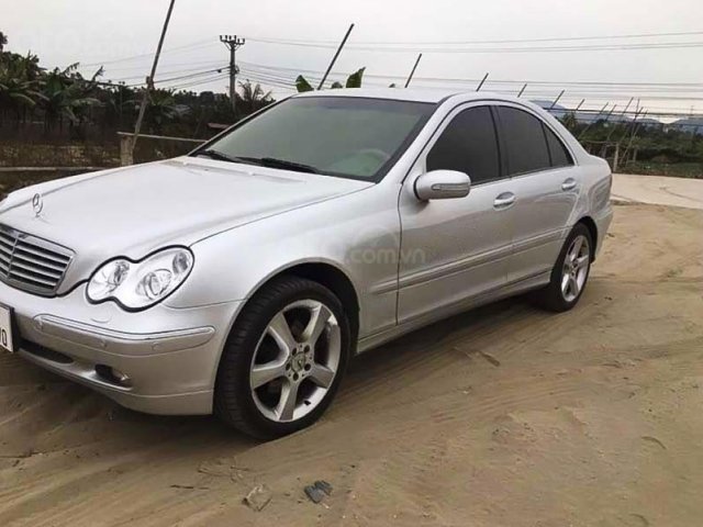 Cần bán Mercedes C280 năm sản xuất 2005, màu bạc còn mới giá cạnh tranh0