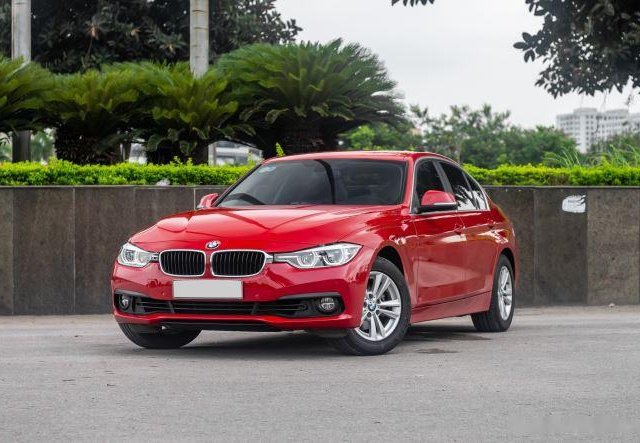 Cần bán xe BMW 320i năm sản xuất 2018, màu đỏ