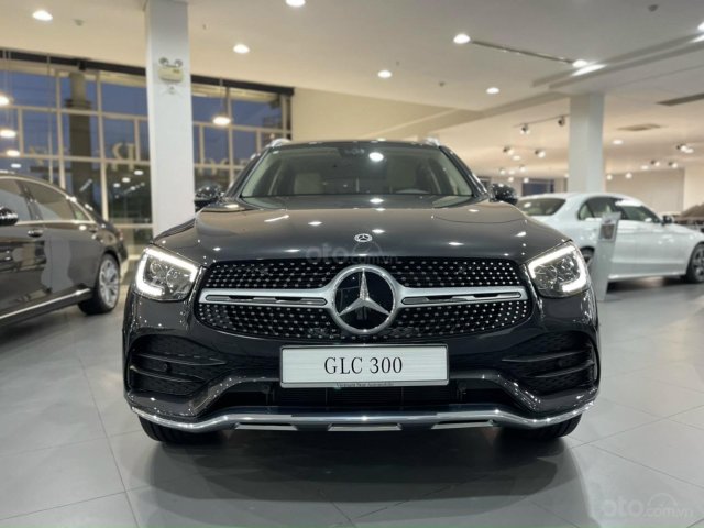 Mercedes Benz GLC300 AMG, full tiền nhanh - Giao xe liền tay