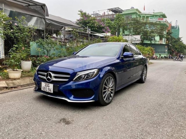 Xe Mercedes C300 AMG năm 2018, màu xanh lam, xe nhập