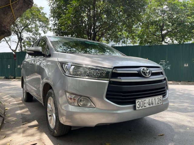 Bán xe Toyota Innova 2016, màu bạc số tự động