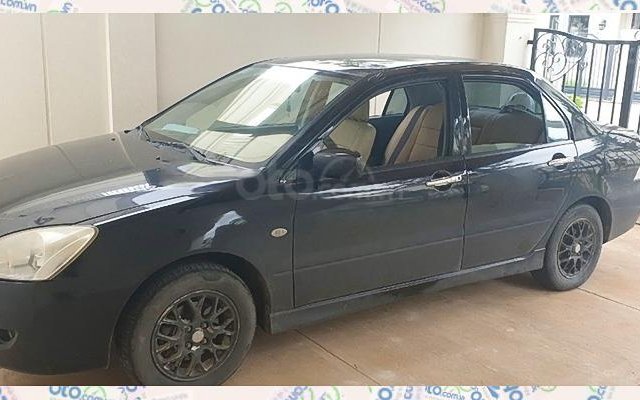 Cần bán xe Mitsubishi Lancer năm sản xuất 2005, màu đen, giá tốt0