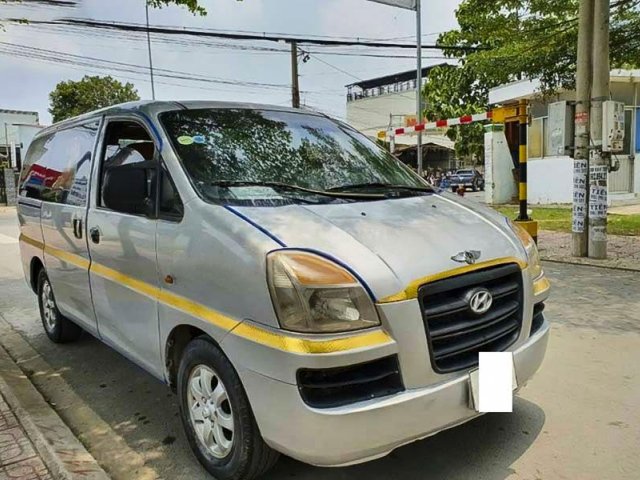 Bán ô tô Hyundai Starex sản xuất năm 2006, màu bạc, nhập khẩu nguyên chiếc còn mới, giá chỉ 237 triệu