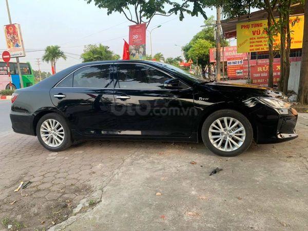 Cần bán lại xe Toyota Camry đời 2017, màu đen0