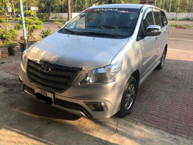 Cần bán lại xe Toyota Innova sản xuất 2014, màu bạc