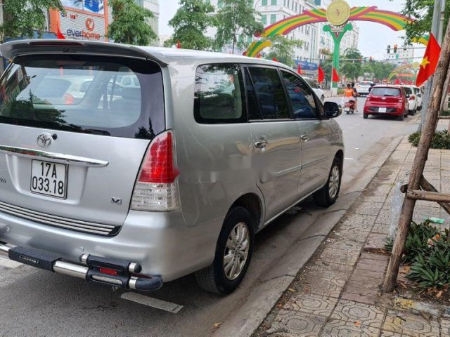 Cần bán gấp Toyota Innova V sản xuất 2009, màu bạc số tự động, giá chỉ 295 triệu